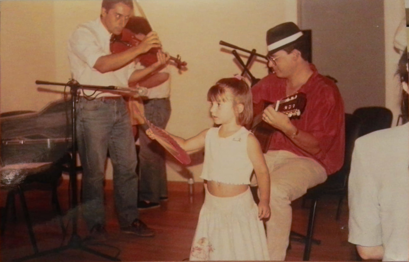 Un momento previo al concierto. Jorge Palacios al violín y yo con la guitarra y el sombrero de Miguel Ángel... en primer plano mi hija Clara María. Al fondo, Javier De Haro
